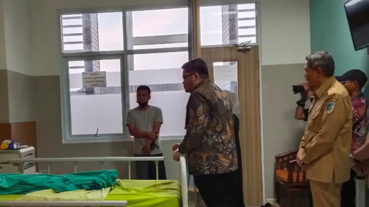 Bupati Kediri Dhito dan Sekda Solikin saat sedang menjenguk korban keracunan makanan. (Foto Asad MS)
