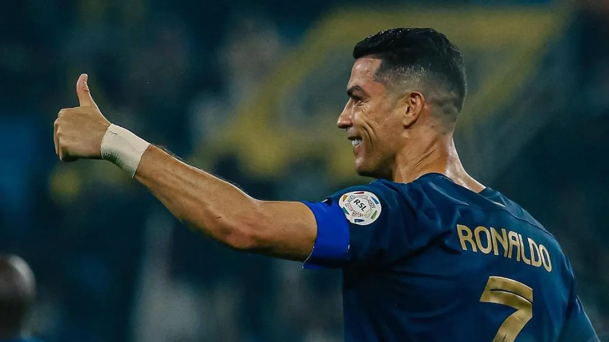 Cristiano Ronaldo mengacungkang jempol dalam salah satu pertandingan Al Nassr.