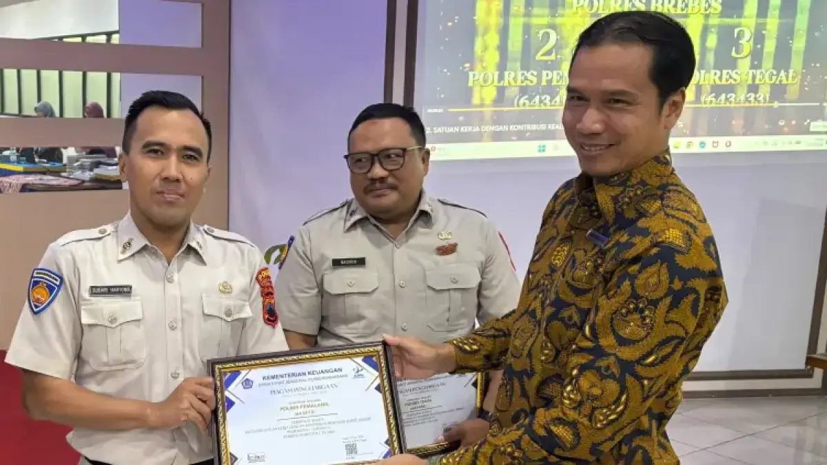 TERIMA PENGHARGAAN : Tim Polres Pemalang saat menerima penghargaan dari KPPN Tegal saat menghadiri FKP 2026 serta Sosialisasi Eksternalisasi Antikorupsi dan Keberlanjutan Pembangunan Zona Integritas menuju WBK dan WBBM di Aula KPPN Tegal, Kamis (30/7/2026).(ist)
