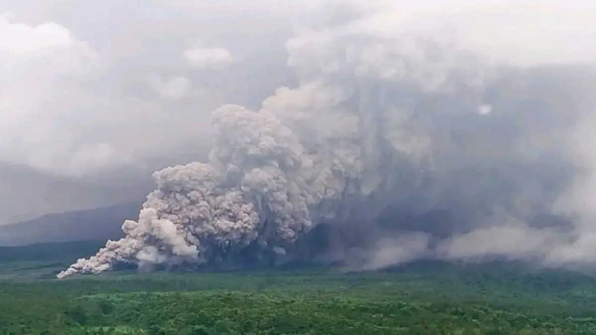 Ilustrasi abu vulkanik dari erupsi gunung berapi.