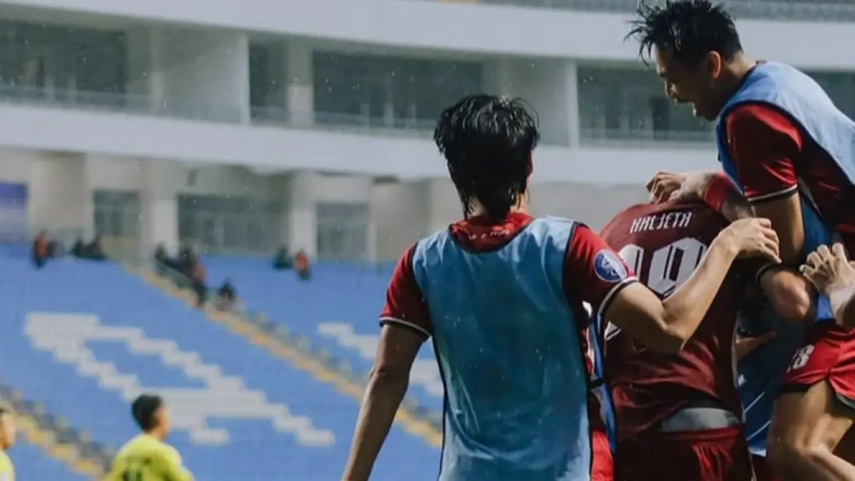 Analisis lengkap PSM vs Persis dari H2H, performa, hingga prediksi skor akhir.