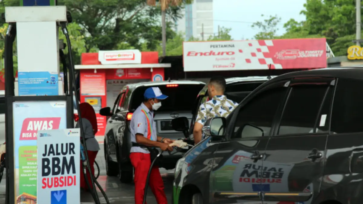 Warga mengantre mengisi BBM bersubsidi di SPBU.