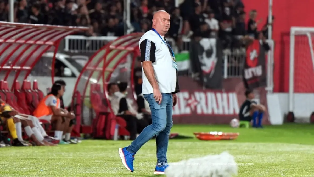 SANTAI: Bojan Hodak siap bawa anak asuhnya melawan Dewa United (Ileague.id)