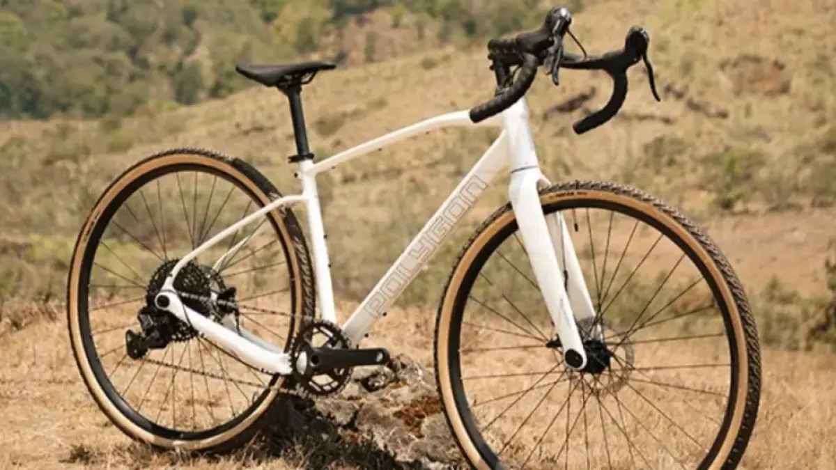 Polygon Tambora G4, sepeda gravel yang dirancang untuk berbagai medan menggunakan kombinasi frame aluminium dan fork karbon.