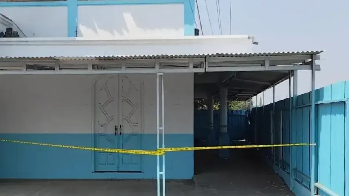 GARIS POLISI: Polisi memasang police line di rumah yang menjadi lokasi penemuan mayat pria tanpa identitas dalam kondisi terborgol di Desa Kebonadem, Kecamatan Brangsong, Kendal, Selasa (6/10/2026). (IST/RADARSEMARANG.ID)