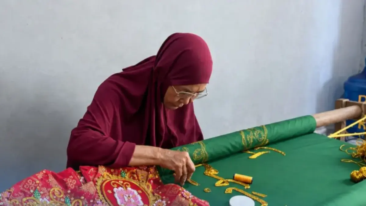 Asra, perempuan 63 tahun asal Kuala Baru, Aceh sejak 1990 konsisten menekuni usaha sulam kasab, kerajinan khas daerah yang dikerjakan secara manual dengan proses yang rumit dan membutuhkan kesabaran.
