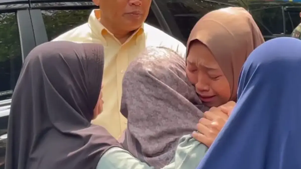 TANGIS PECAH: Istri Praka Farizal setiba di rumah duka nampak raut kesedihan yang tak terbendung. (ANOM BAGASKORO/RADAR JOGJA)