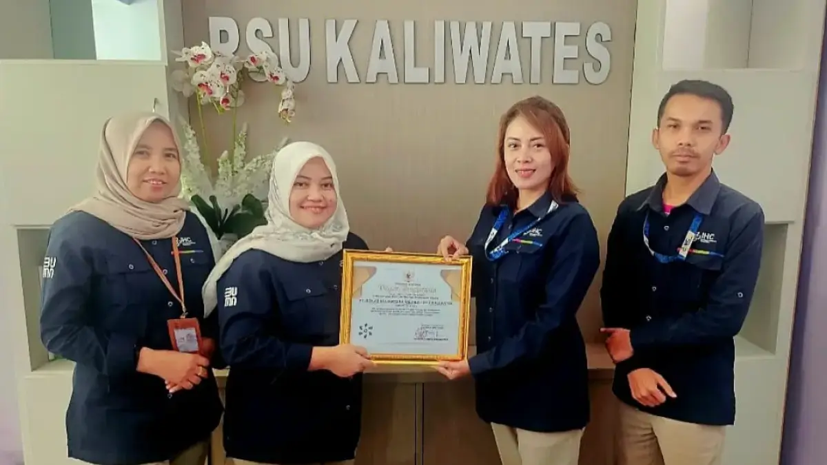 PRESTASI MEMBANGGAKAN: Dari kiri, Untung Wredhi Lestari, S.Kep.Ns.,M.M (Vice Director Medical & Nursing RSU Kaliwates), dr. Martha Nurani Putri (Director Hospital RSU Kaliwates), Novy Sulistyo Wardani, S.KM (Chief HSE RSU Kaliwates), dan Bima Dwi Yulianto, S.KM (Officer HSE RSU Kaliwates) menunjukkan Penghargaan SMK3 dengan predikat Emas dari Gubernur Jawa Timur. (RSU Kaliwates)