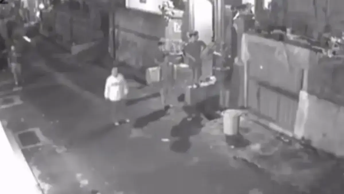 Tangkapan layar video CCTV warga mengejar pria yang diduga mencuri ayam di Kabupaten Tabanan. (Foto: Instagram @balionline_id)