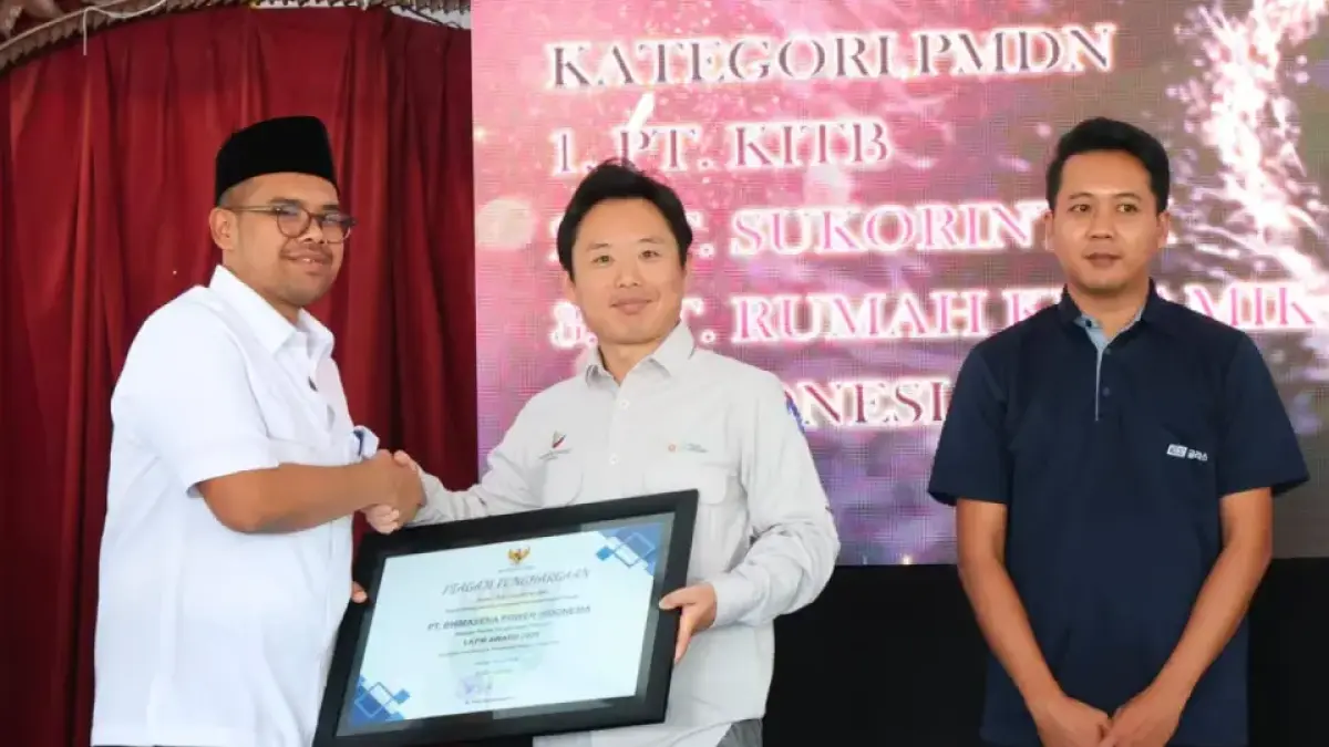 PENGHARGAAN: Bupati Batang M Faiz Kurniawan saat memberikan penghargaan ke PLTU Batang.