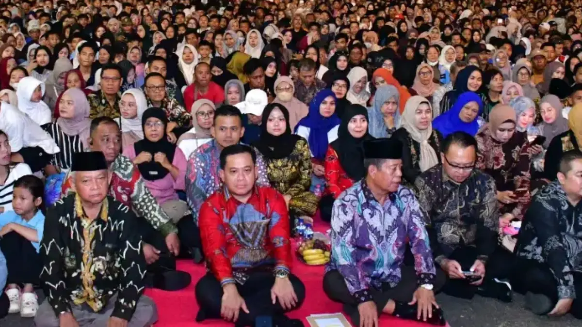 MEMBELUDAK: Plt Bupati Pekalongan Sukirman dan jajaran Forkopimda lesehan bersama warga menonton wayang kulit dan Niken Salindry, Rabu (26/8/2026). 