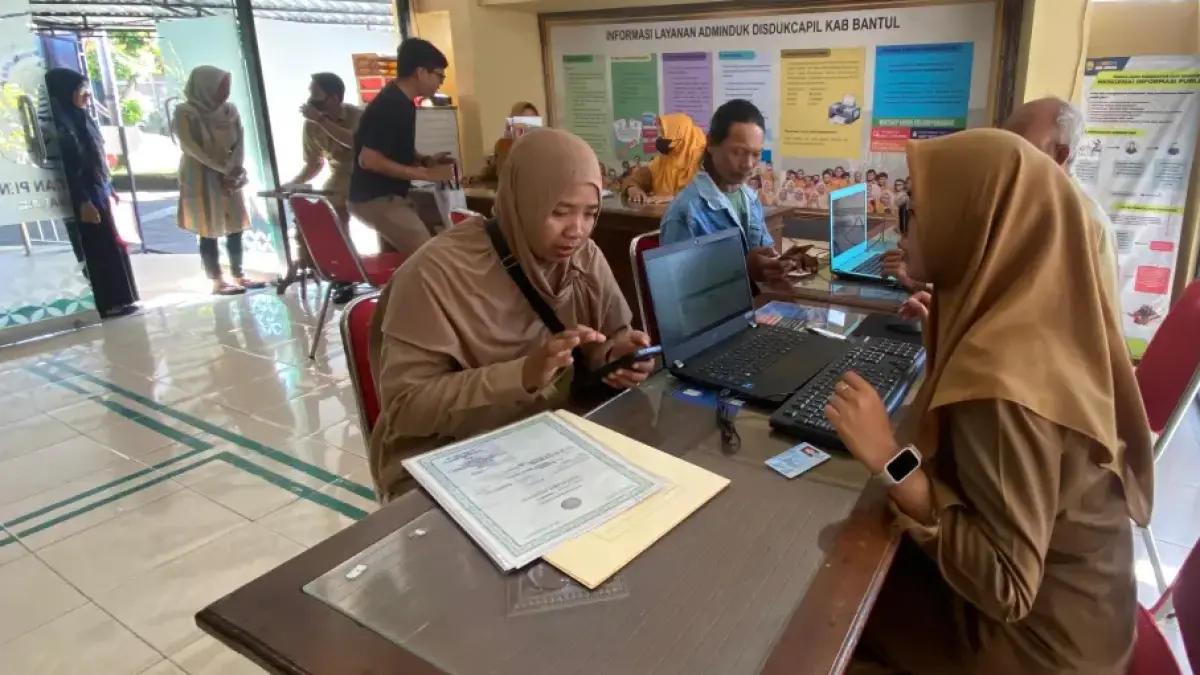 KEJAR TARGET: Warga sedang mengurus administrasi kependudukan di kantor Disdukcapil Kabupaten Bantul, Selasa (4/8/2026). (Cintia Yuliani/Radar Jogja)