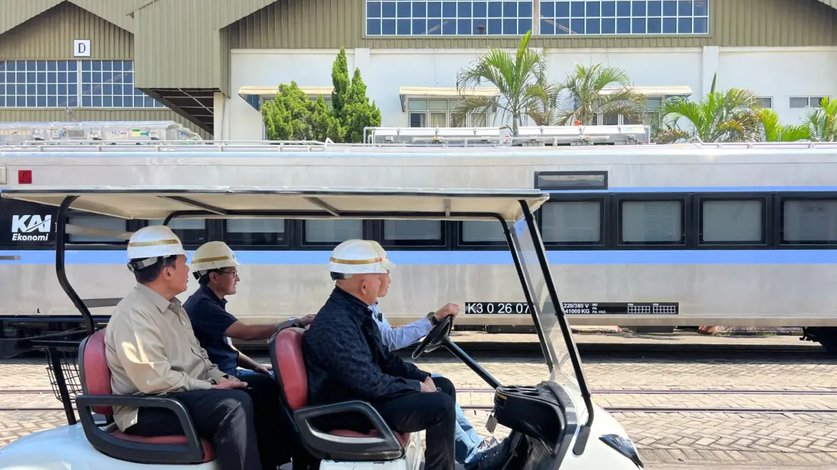 Kereta generasi baru pesanan PT KAI saat diproses di pabrik PT INKA Madiun.