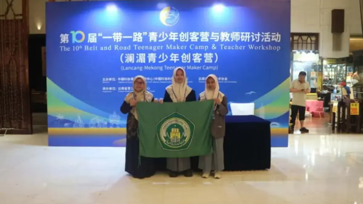 MEMBANGGAKAN: Perwakilan Pondok Pesantren Darul Ulum Jombang (dari kiri) Waka Kurikulum 2 SMA Darul Ulum 2 Unggulan BPPT, Tri Rochmawati MPd, perwakilan SMA Darul Ulum 2 Unggulan BPPT, Maulidya Luiza Zulfikar, dan murid SMA Darul Ulum 1 Unggulan BPPT, Sekar Brilliant Mas Asih, menjadi delegasi Indonesia di ajang internasional.