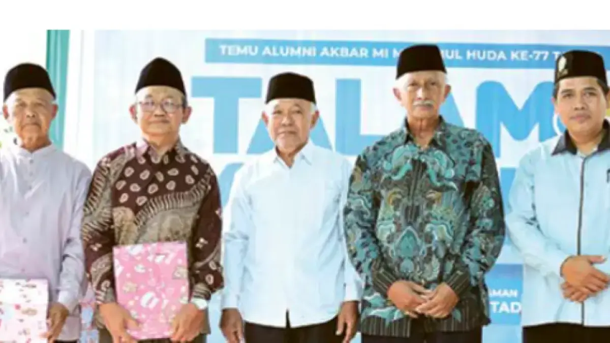 ESTAFET PERJUANGAN: Dari kiri Alumni Guru Sepuh Ali Riwayat, Alumni Kepala Madrasah Sepuh H Abd Shomad, Alumni Kepala Madrasah & Ketua Pengurus YPI A Yani H Abd Azis, Sekretaris YPI Ahmad Yani Jabung H Anwar, Kepala MI Miftahul Huda