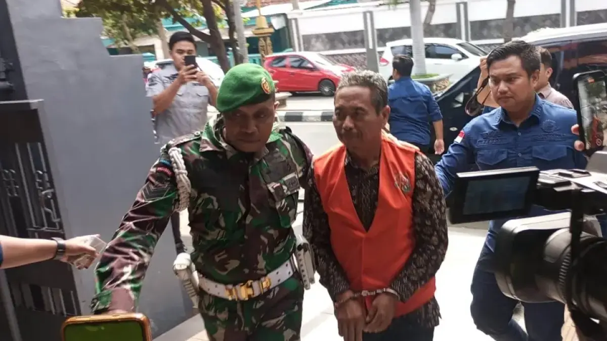 Kades Kedungsoko, Kecamatan Plumpang, Rifa’i dikeler menuju Lapas Kelas IIB Tuban&nbsp; pada 25 Oktober lalu. (Radar Tuban)