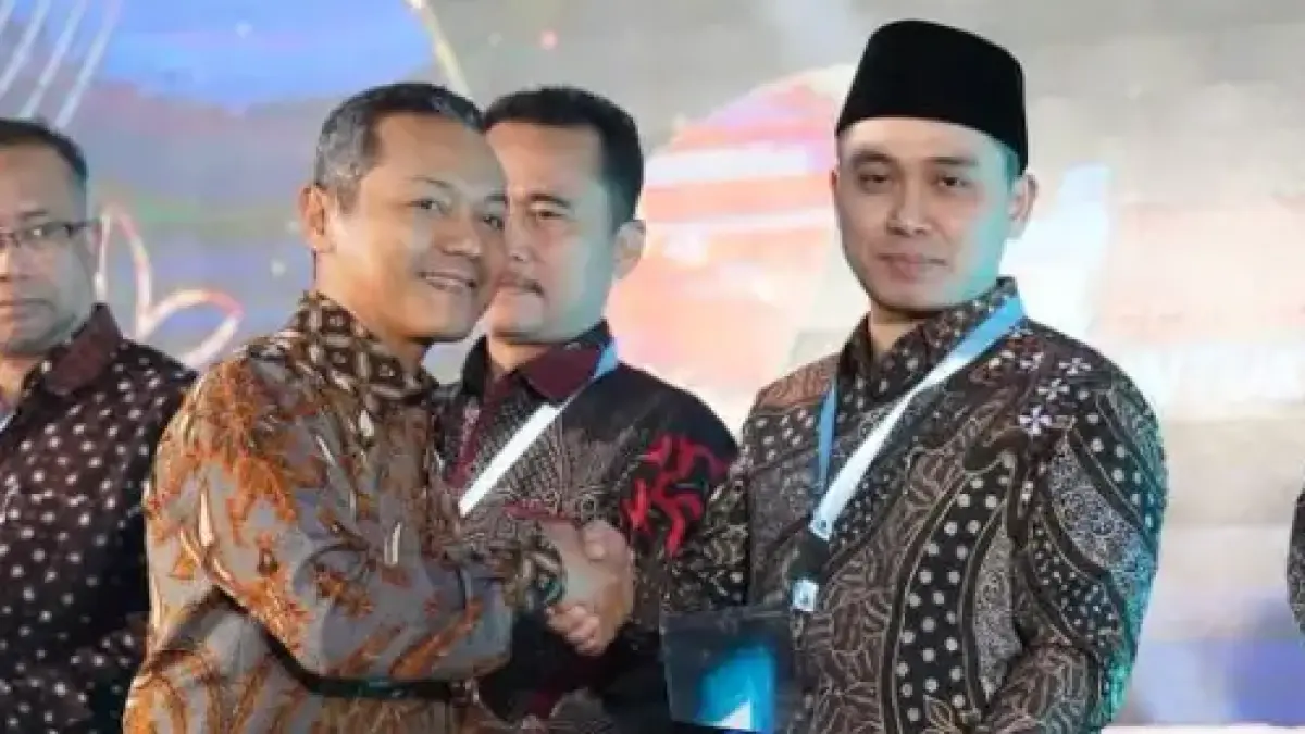 MEMBANGGAKAN: Bupati Mojokerto Muhammad Albarraa menerima penghargaan dari Kemendikdasmen atas komitmennya mengawal hak pendidikan bagi seluruh masyarakat&nbsp;saat malam tasyakuran Hari Pendidikan Nasional 2026, di Jakarta, Senin (25/5). 
