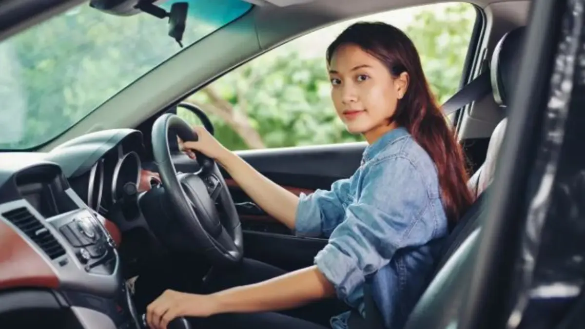 Ilustrasi wanita mengemudikan mobil.
