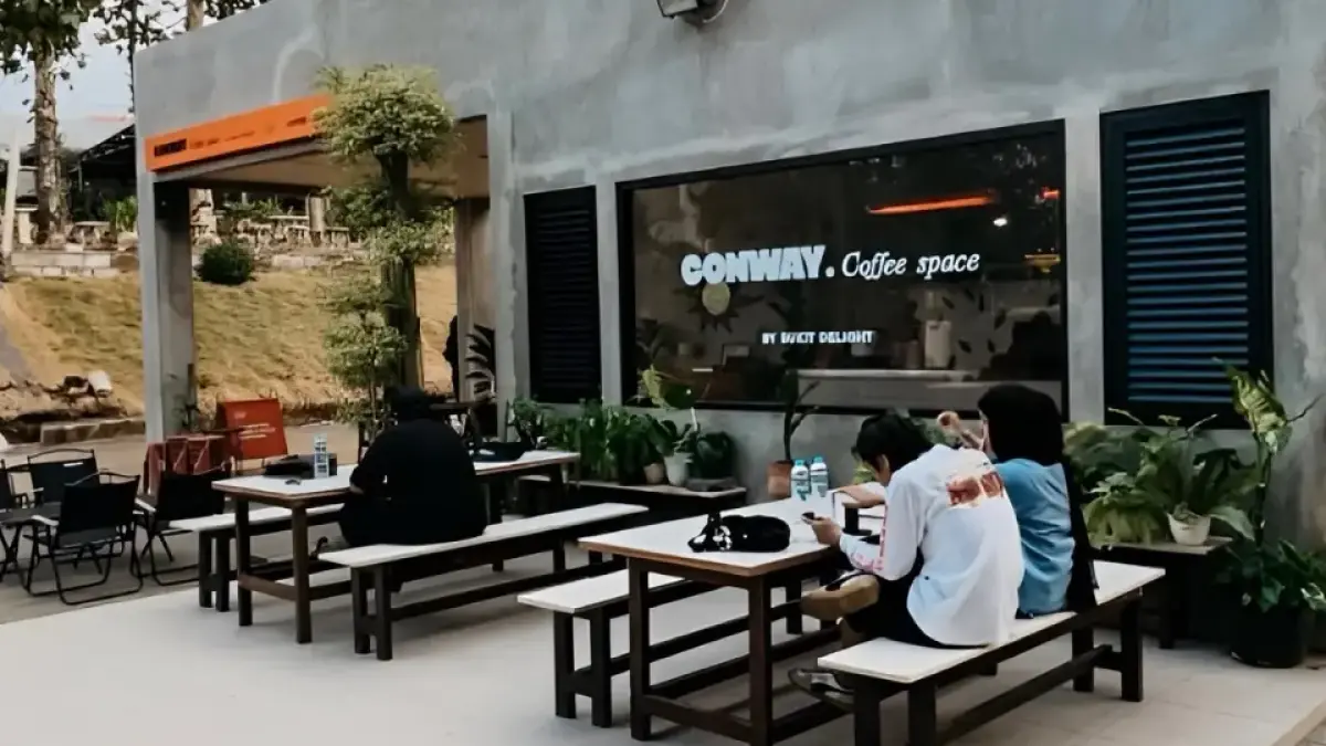 Area outdoor CONWAY Coffee Space by Bukit Delight. (Instagram/@strolling.at)
