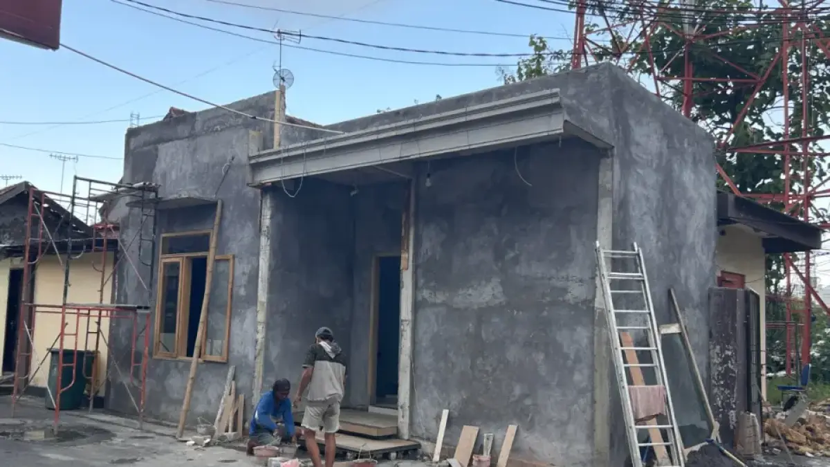 F-pembangunan Polres-bai 
DIKERJAKAN: Pekerja berada di sekitar pekerjaan salah satu ruangan di Mapolres Sampang, Rabu (20/5). (UBAIDILLAHIR RA’IE/JPRM)