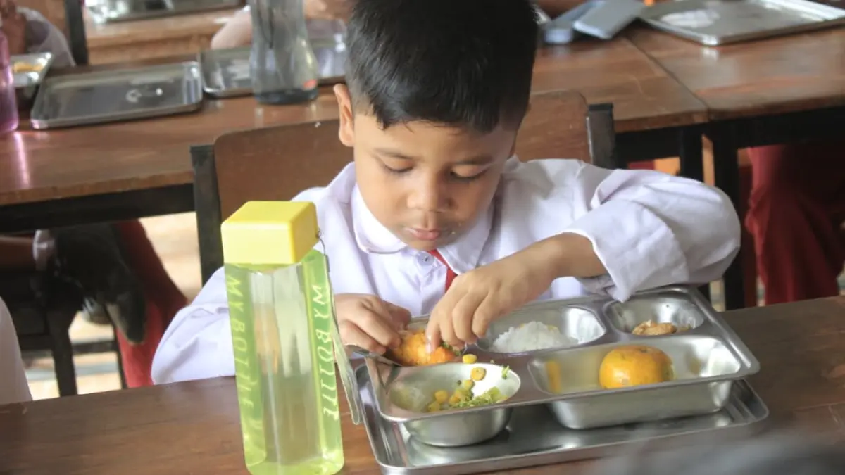 Ilustrasi siswa SD menyantap menu MBG di sekolahnya. (DOKUMEN RADAR MADIUN)