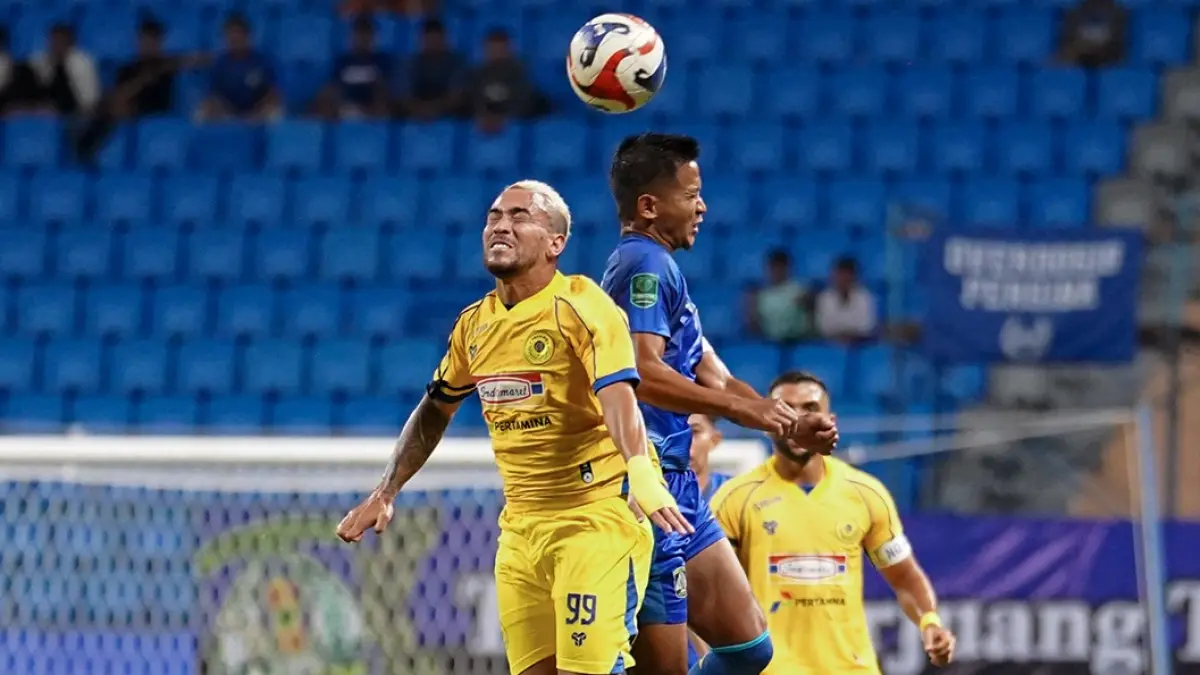 SAMA KUAT: Pemain Persiku Caique Souza (kiri) berduel dengan pemain Persiba. 