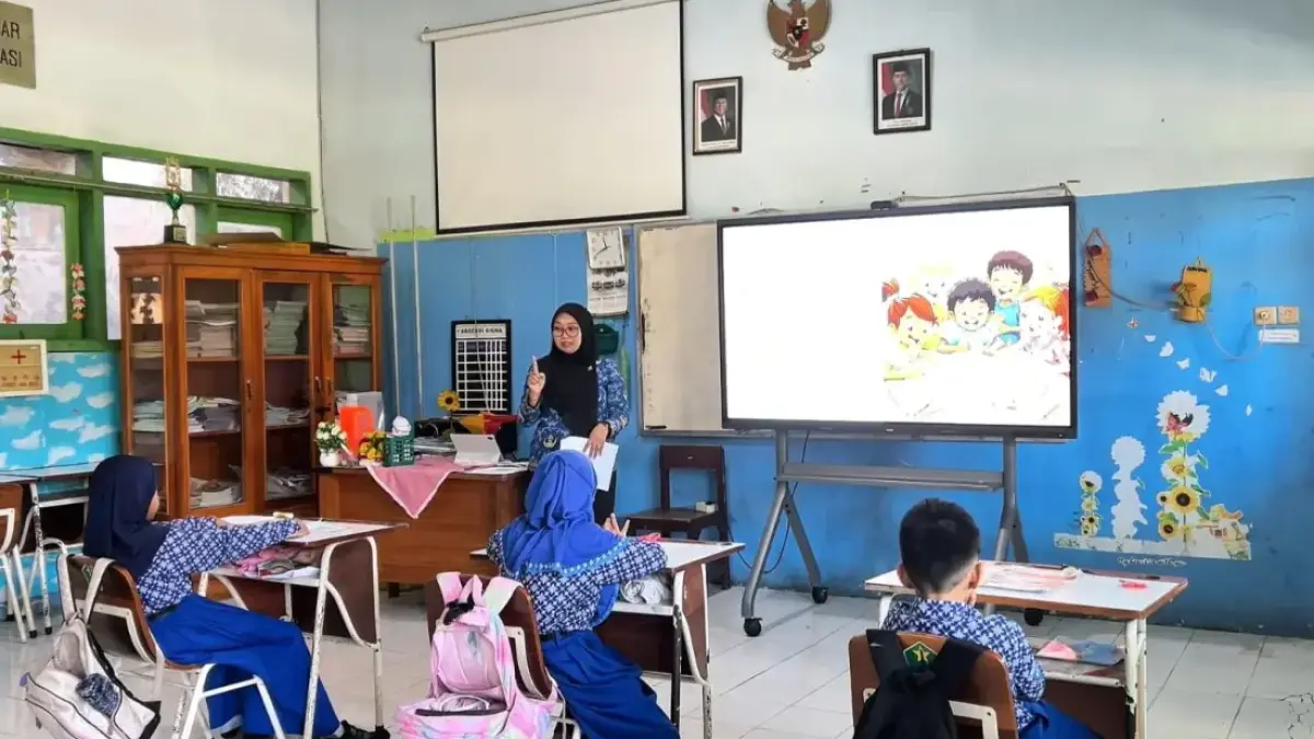 Seorang guru SDN Tulusrejo 4 memberikan materi kepada tiga siswa kelas 3 beberapa waktu lalu. (Dokumen SDN Tulusrejo 4 Kota Malang)
