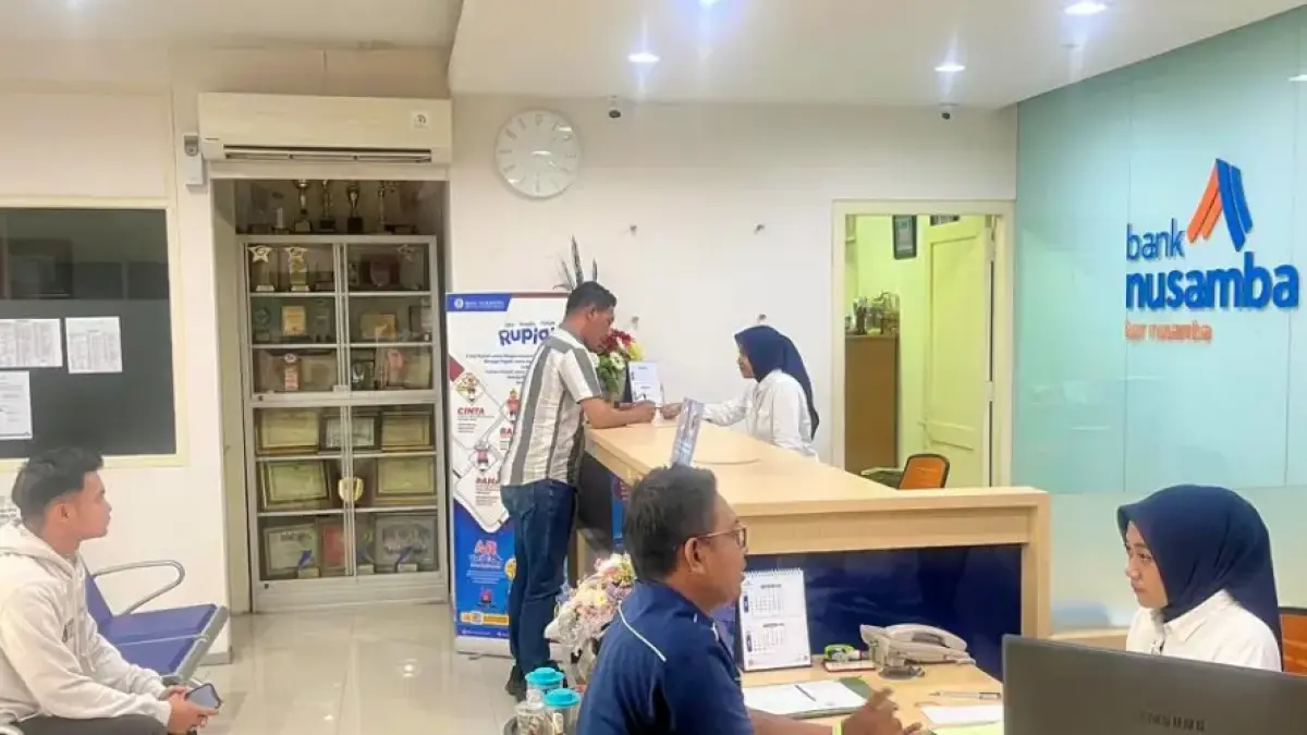 RAMAH : Pelayanan di kantor Bank Nusamba Jatim cepat dan ramah.