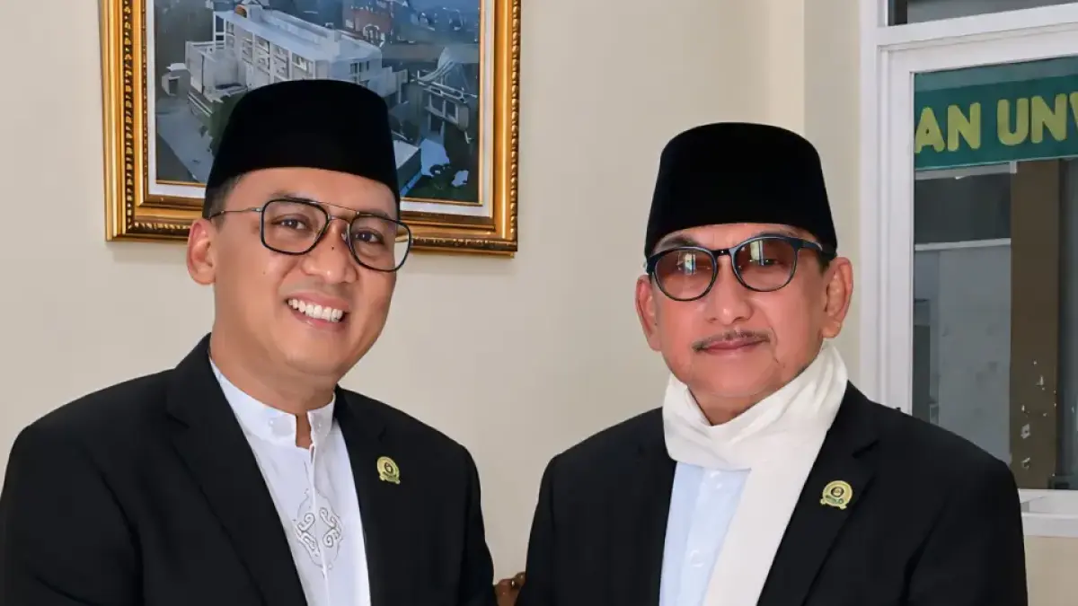Zainal Muttaqin bersama Ketua Majelis Pengasuh Pondok Pesantren Bahrul Ulum (PPBU) Tambakberas, Jombang, KH M Hasib Wahab Chasbullah. (IST)