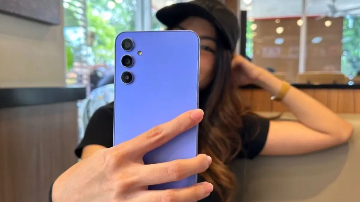 Ilustrasi foto selfie menggunakan handphone. (ANTARA)