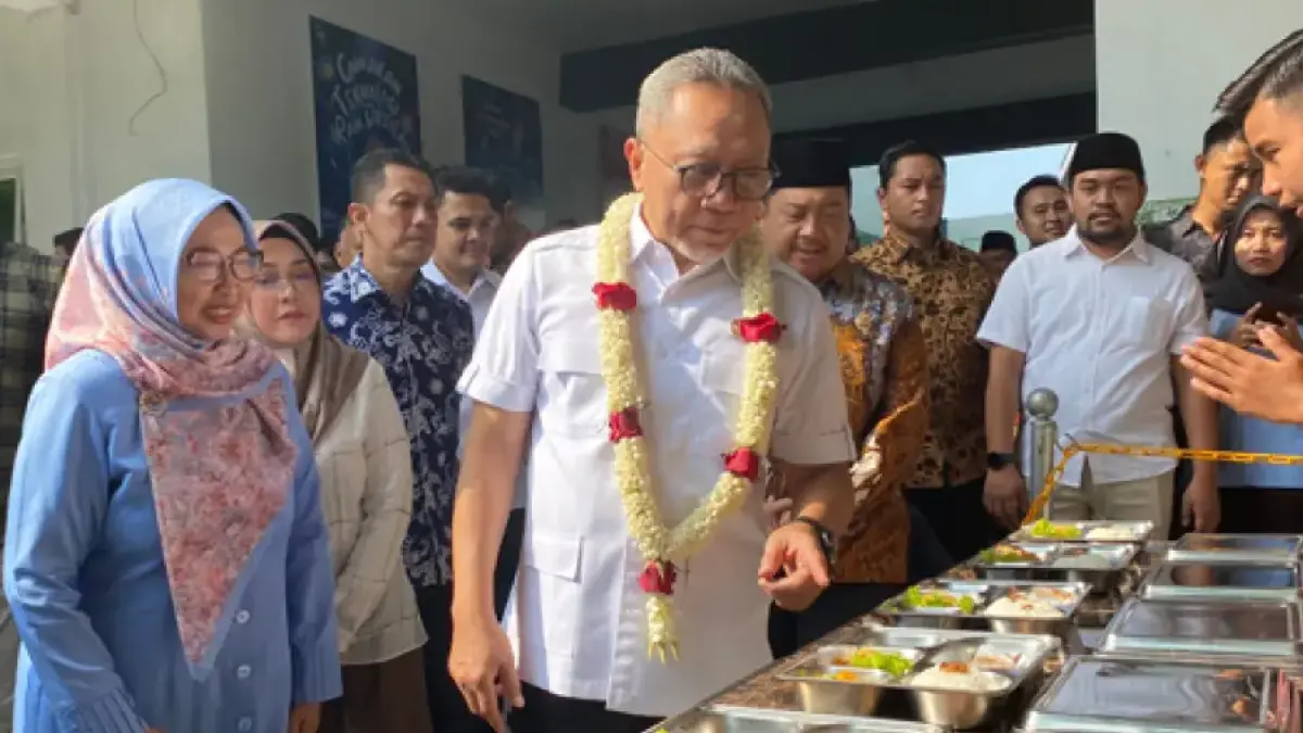 PANTAU: Menteri Koordinator Bidang Pangan RI, Zulkifli Hasan, bersama Bupati Jombang, Warsubi, meninjau pelaksanaan MBG di sejumlah sekolah, Jumat (10/4) pagi. (Anggi Fridianto/Radar Jombang)