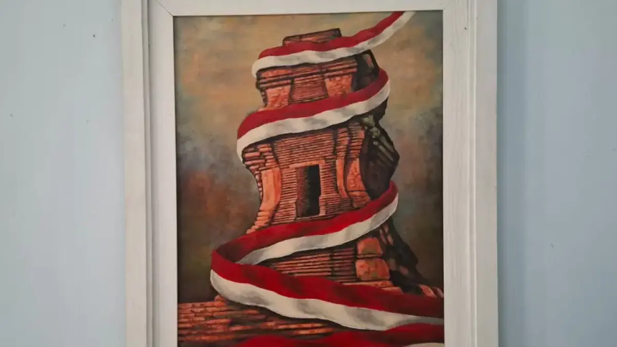 SANG SAKA: Lukisan Candi Brahu dan Merah Putih karya Yusron seniman asal Jombang.