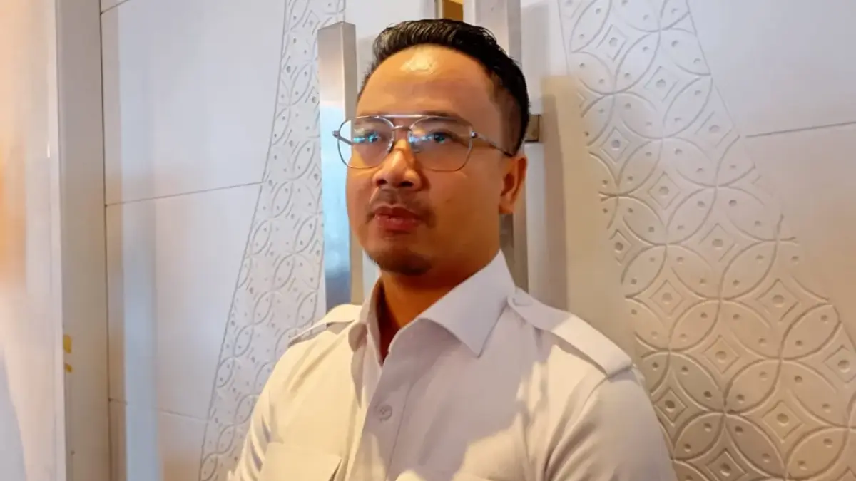 KAGET: Anggota DPRD DIY Muhammad Lisman Puja Kesuma saat ditemui, Jumat (11/9/2026). Sebelumnya ia tercatat dalam desil 4 DTSEN atau masuk kategori penerima bantuan sosial (bansos). (IWAN NURWANTO/Radar Jogja)