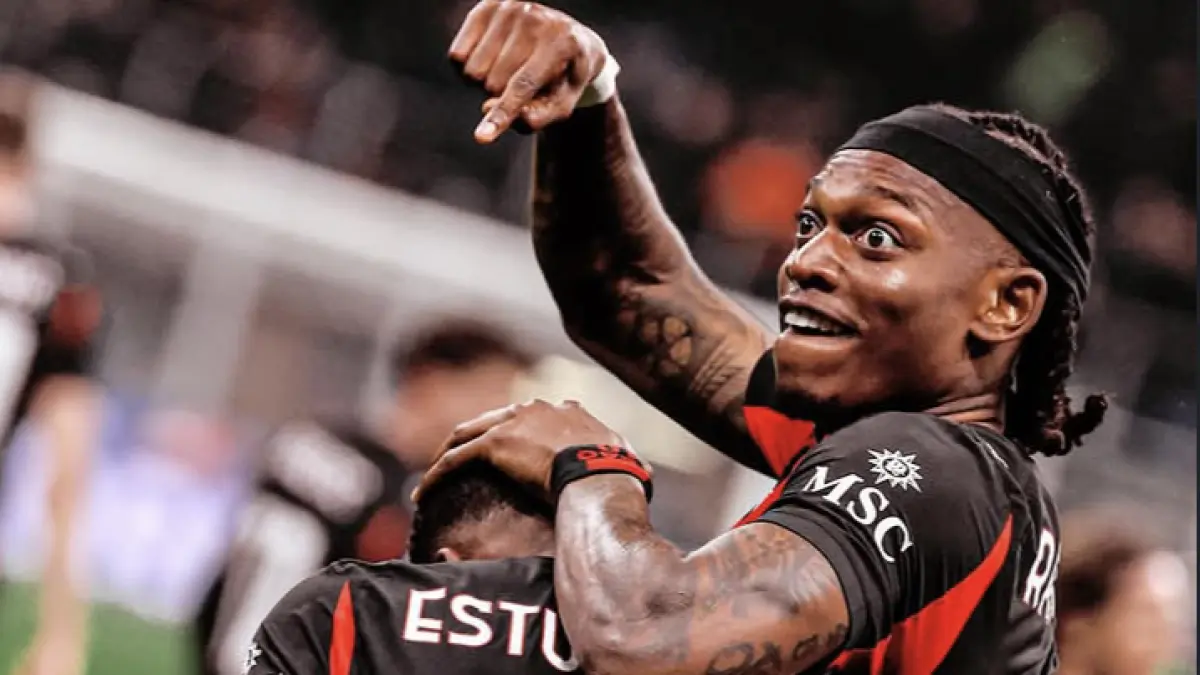 Winger AC Milan Rafael Leao (kanan) merayakan gol Estupinan ke gawang Inter Milan dalam laga Derby della Madonnina pada Senin (9/3) dini hari. (Instagram AC Milan)