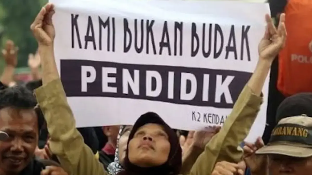 Guru Honorer saat melakukan aksi menuntut perhatian pemerintah soal status dan kesejahteraannya. (Jawapos.com)