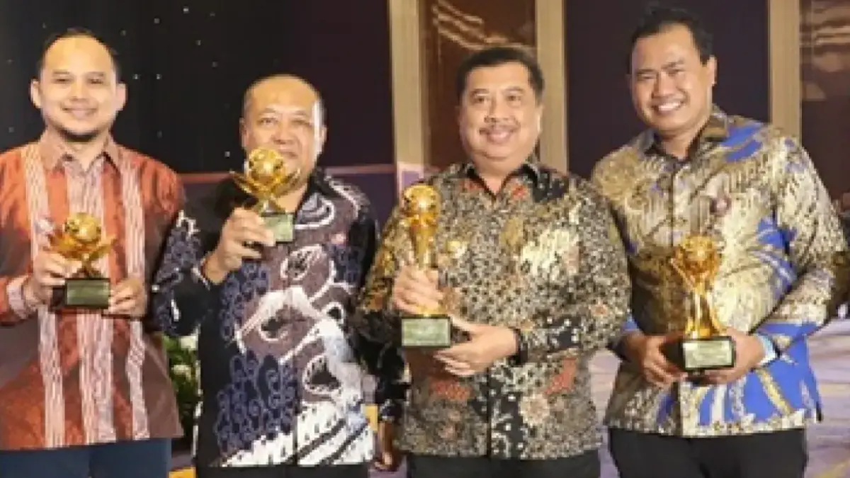 SUKSES: Direktur Utama Bank Jombang, Afandi, bersama Bupati Warsubi menerima penghargaan di Top BUMD Awards 2026 di Jakarta, Senin (13/04).