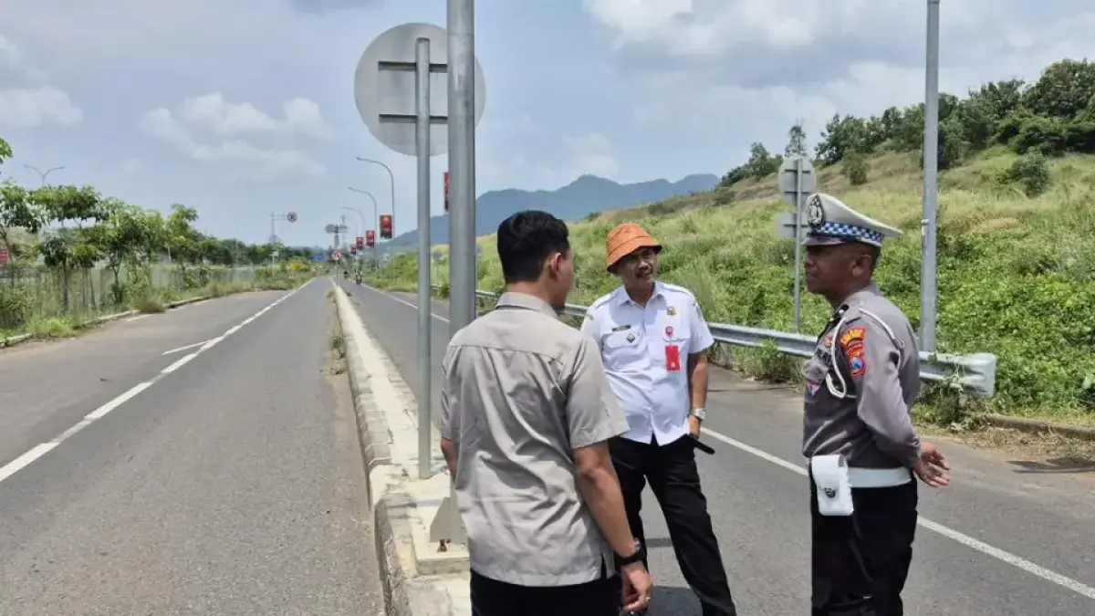 MENINJAU: Personel Satlantas Polres Kediri Kota mengecek infrastruktur ruas jalan di Bandara Dhoho. Rekomendasikan perbaikan rambu dan median jalan.  (Hilda/JPRK)
