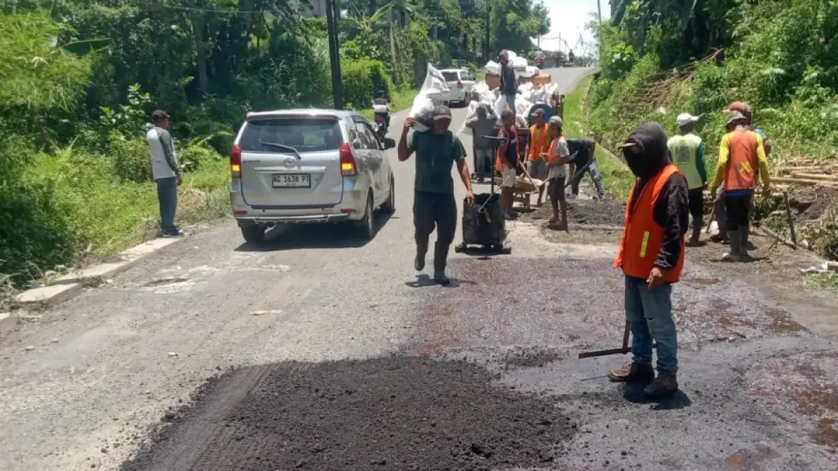 Dinas PUPR Kabupaten Blitar saat memperbaiki jalan di ruas Kecamatan Selopuro, beberapa hari yang lalu.