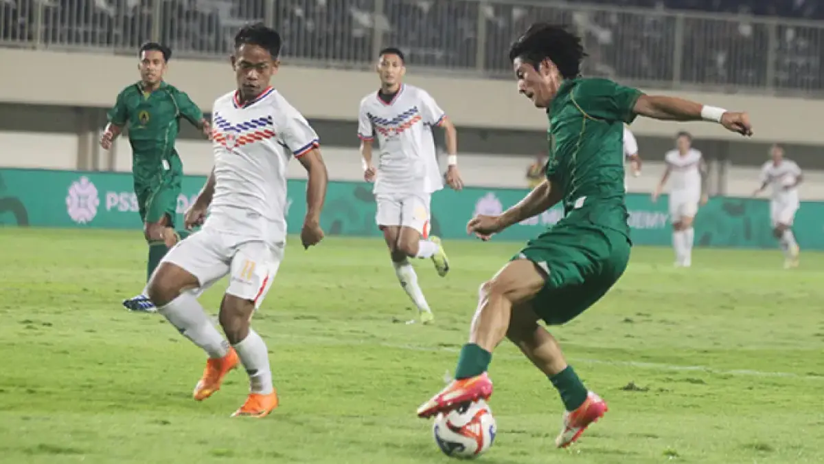 TAMPIL APIK: Pemain PSS Sleman Hiromu Tanaka saat menggocek pemain Kendal Tornado FC dalam laga ujicoba yang digelar di Stadion Maguwoharjo International Stadium, Sabtu (8/10/2026).