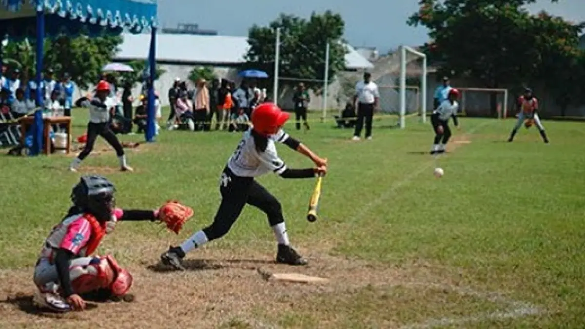 NAIK LEVEL: Atlet Softball Kota Malang bertanding dalam ajang Porprov IX Jatim di Stadion Cakrawala beberapa waktu lalu.