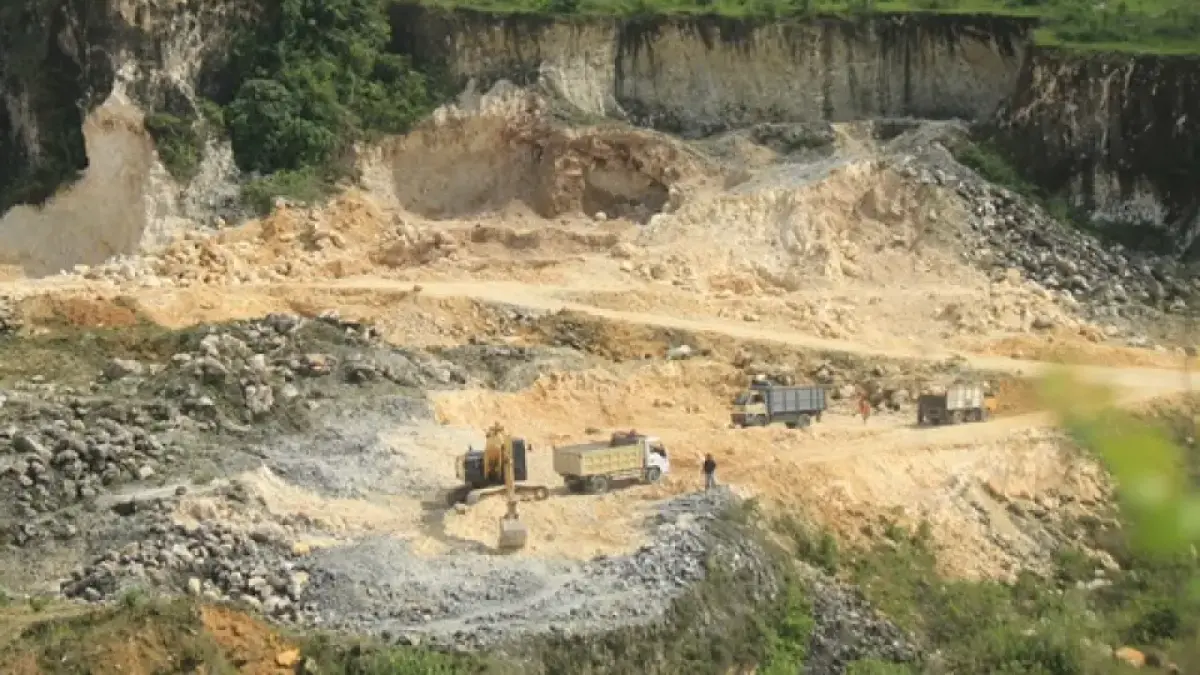 Humas PN Tuban Marcelino Gonzales konfirmasi berkas perkara banding kasus tambang ilegal telah dikirim per 6 Juli 2026.(ANDREYAN/RADAR TUBAN)