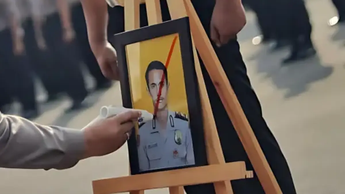 CORET : Kapolres Pekalongan Kota AKBP Dies Ferra Ningtias saat memberikan tanda silang pada foto anggota yang PTDH di halaman Mapolres Pekalongan Kota, Senin (10/8/2026).(IST)