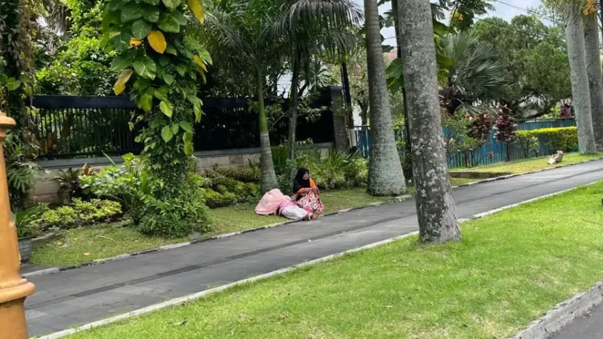Salah satu pengemis mangkal di jalur pdestrian Jalan Ijen, Selasa (17/3) siang. (Nahdiatul Affandiah/Radar Malang)