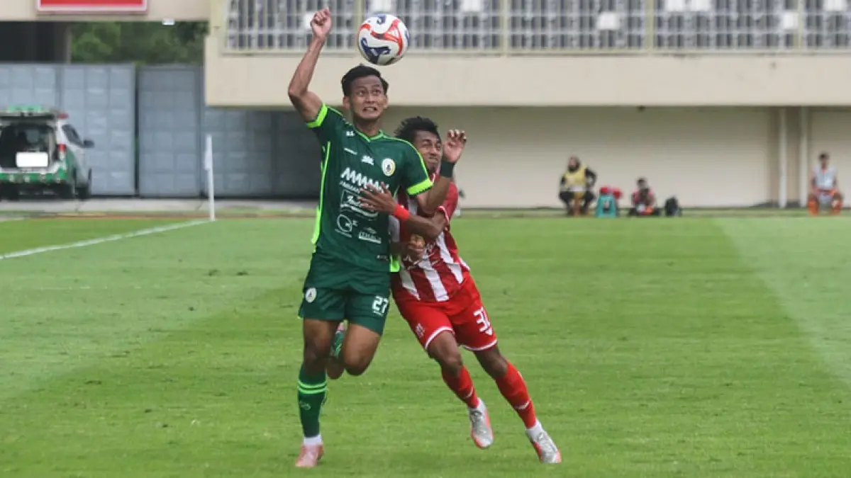 Gelandang PSS Sleman M. Kanu (kiri). 