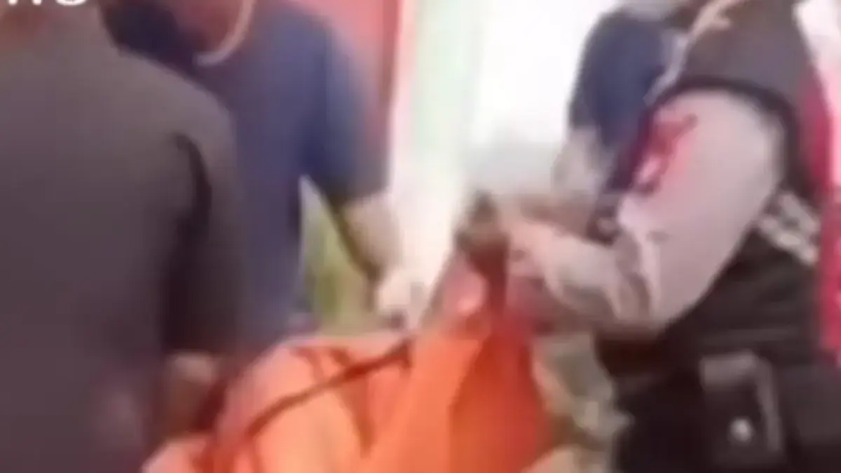 Petugas kepolisian mengevakuasi jasad perempuan yang ditemukan meninggal dunia di kamar indekos kawasan Pinang Ranti, Jakarta Timur.

&nbsp;Sumber: Tangkapan layar Instagram.
