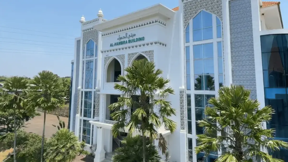 Tiga sekolah berasrama Islam di Kota Malang ini memadukan pembentukan karakter Islami dengan kurikulum akademik berstandar tinggi.