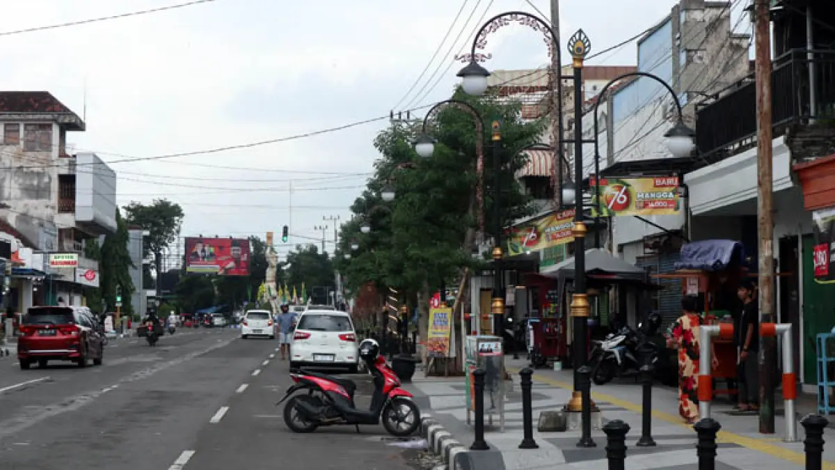 Ilustrasi PJU di ruas jalan protokol di Ponorogo.