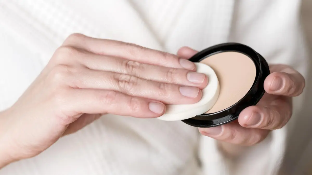 Make up awet seharian ternyata tidak harus mahal! Intip rahasia skin prep, teknik baking, hingga alasan mengapa produk lokal murah bisa bikin riasan anti-geser.