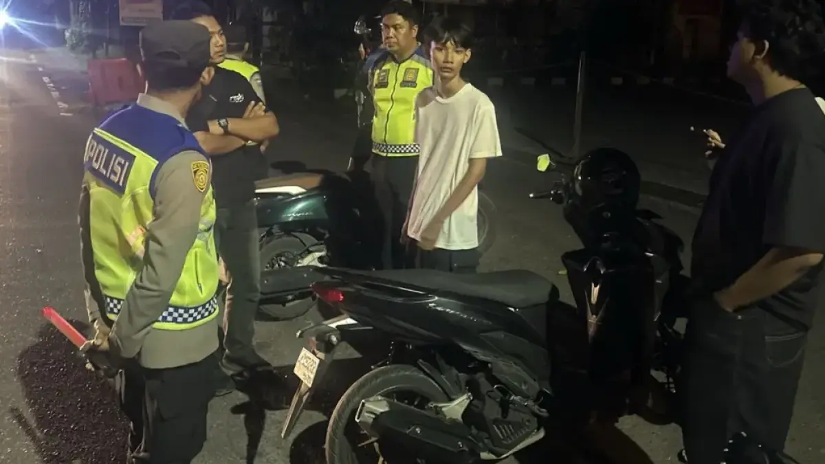 Personel Polsek Manggis membubarkan aksi balap liar di Jalan Raya Sengkidu, Kecamatan Manggis, Karangasem, Rabu (3/6/2026) dini hari. (Ist)