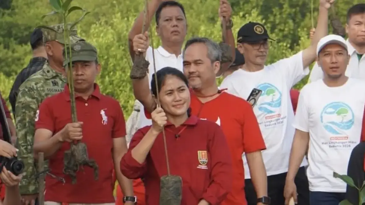 Kepala DLH Kota Semarang Glory Nasarani turut melakukan penanaman mangrove di Pantai Tirang, Kecamatan Tugu, Kota Semarang, Sabtu (6/6/2026). 